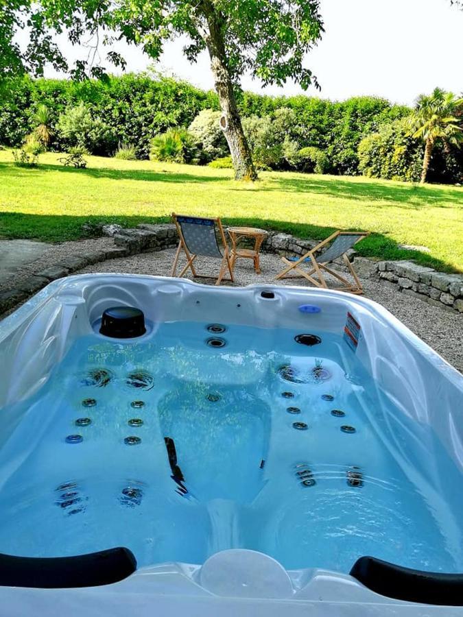 Gîte dans une ambiance végétale avec Spa privatif Jazennes Esterno foto