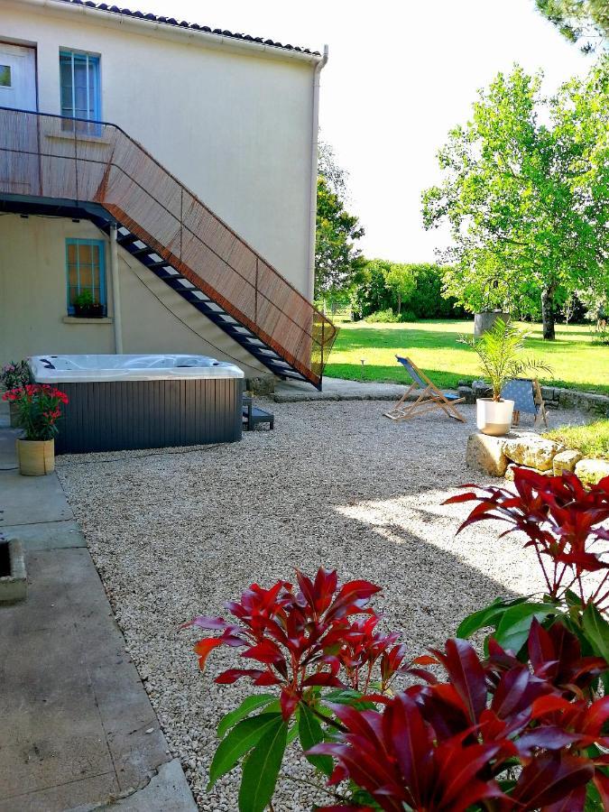 Gîte dans une ambiance végétale avec Spa privatif Jazennes Esterno foto